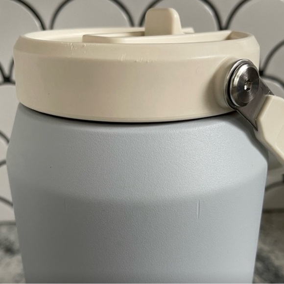 THE ICEFLOW FLIP STRAW JUG | 64 OZ FOG - Picture 5 of 7